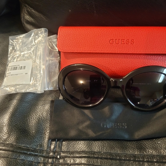 Brand new Guess sunglasses full inclusion - Picture 2 of 5
